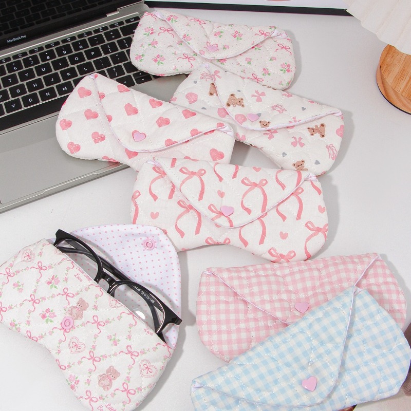 Kotak Kacamata Berbentuk Hati  - Travel Accessories Kmart ulasan dan harga